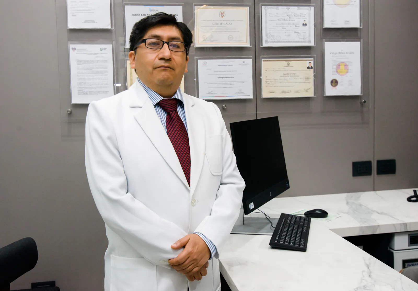 Dr. Juan Corral en su consultorio