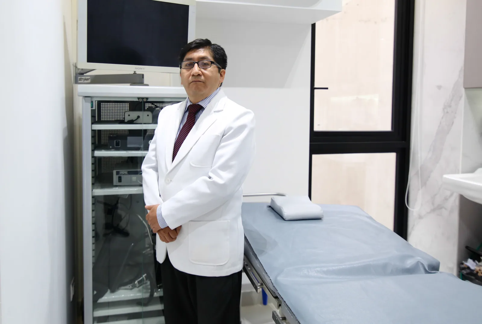 Dr. Juan Corral en la sala de atención médica