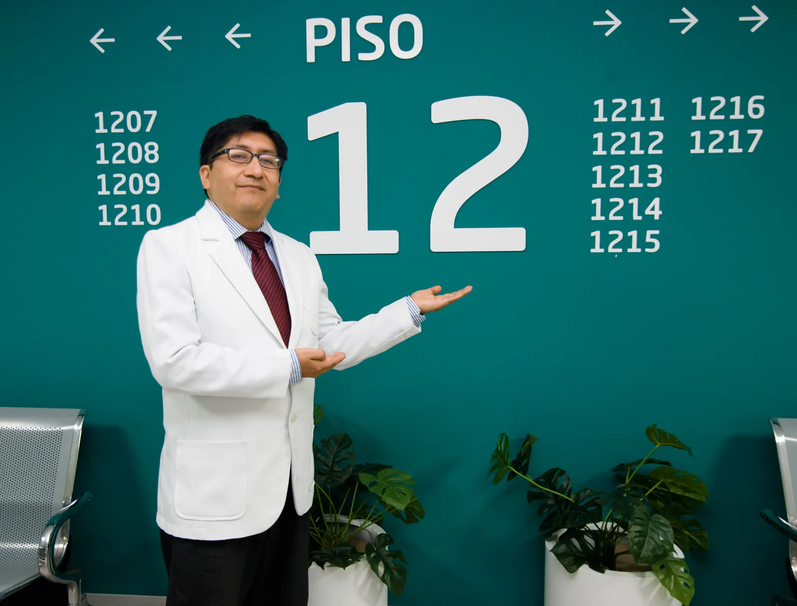 Dr. Juan Corral en el área de atención del piso 12