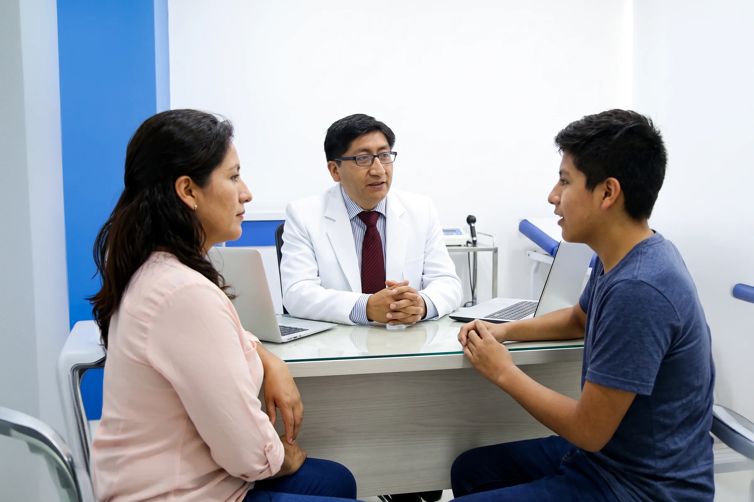 Dr. Juan Corral brindando atención en urología pediátrica