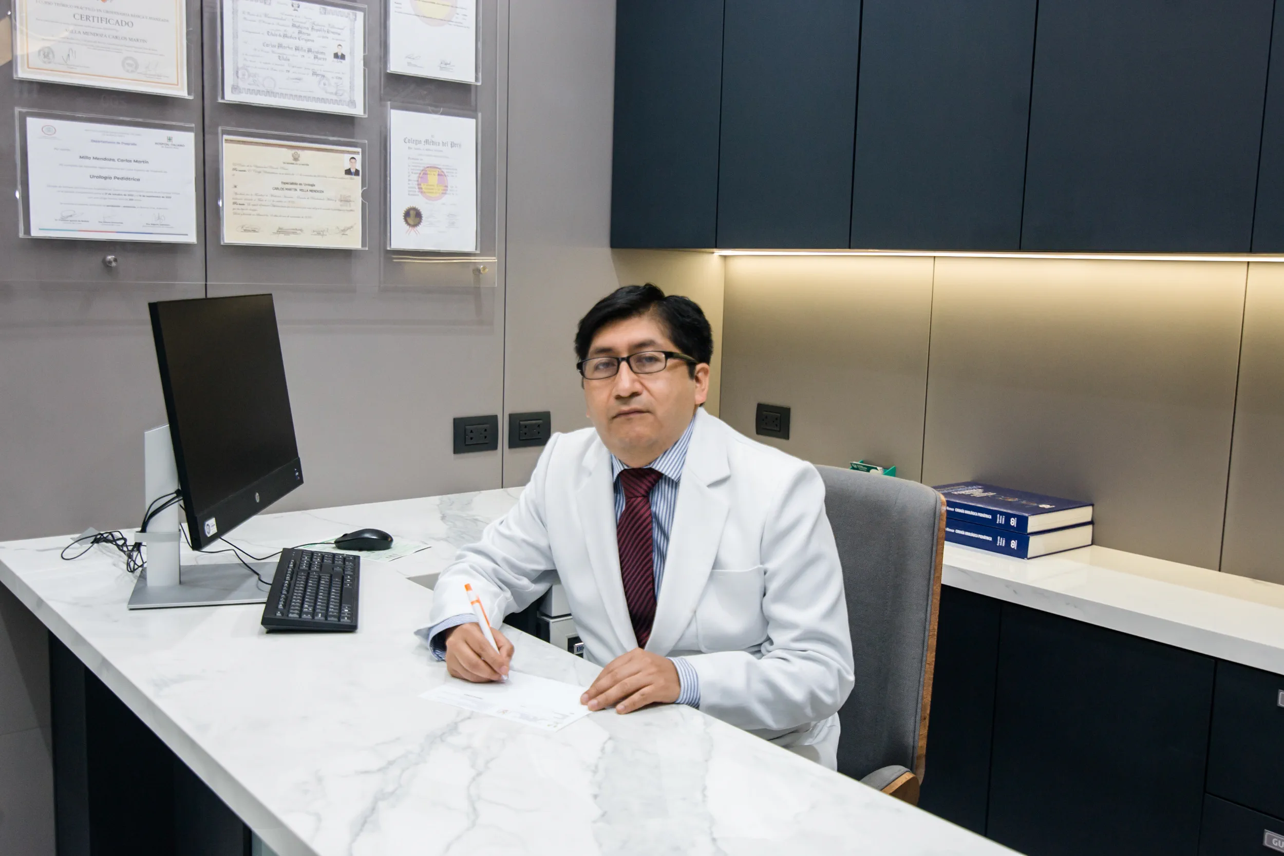 Dr. Juan Corral en su consultorio de urología para adultos