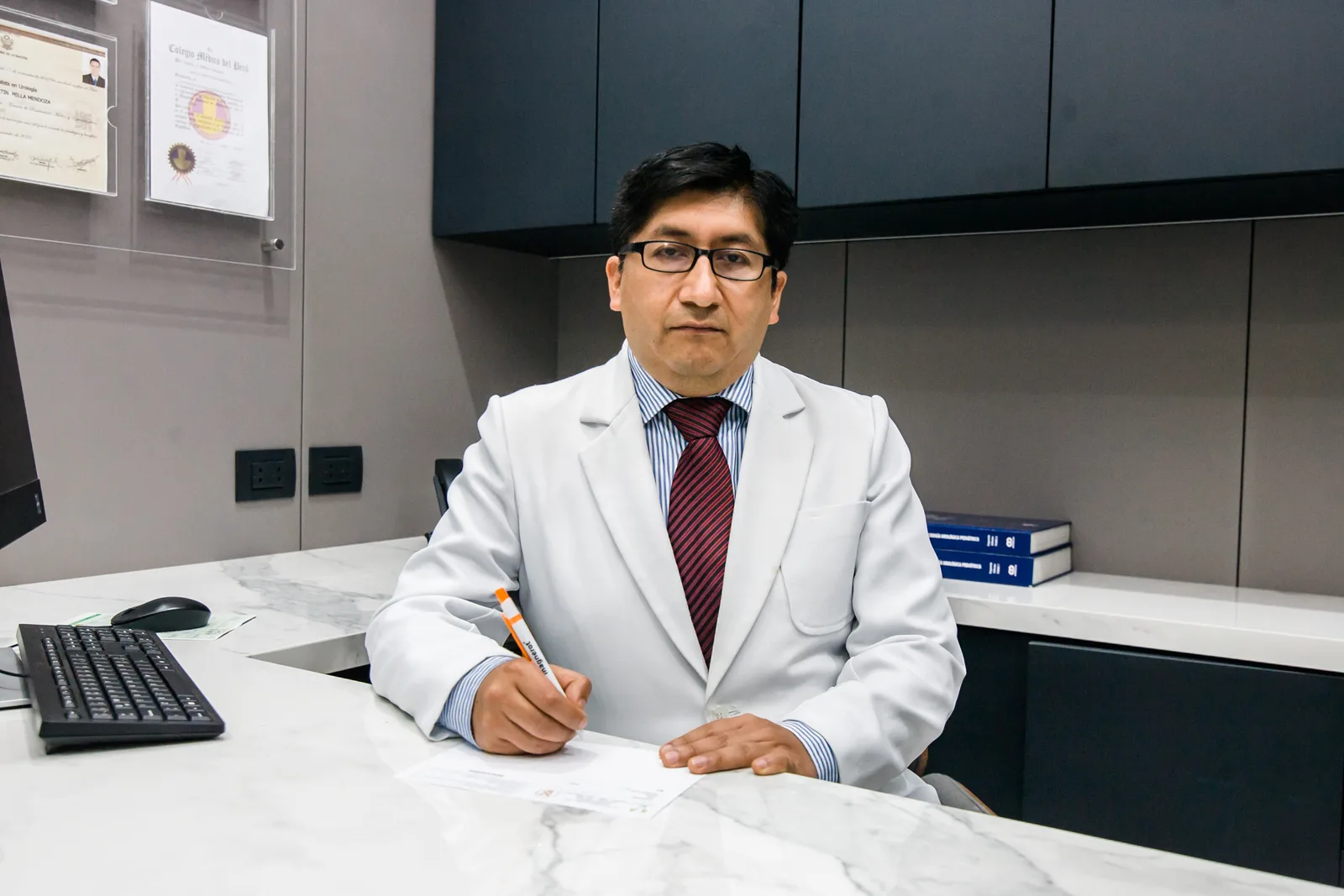 Dr. Juan Corral en su consultorio