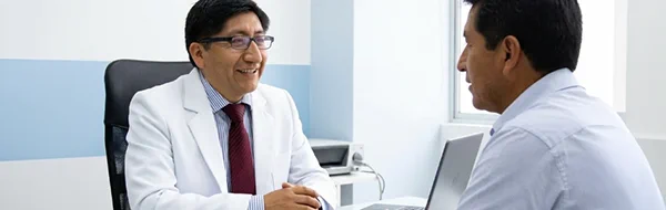 Dr. Juan Corral durante una consulta de urología para adultos