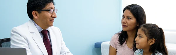 Dr. Juan Corral durante una consulta de urología pediátrica